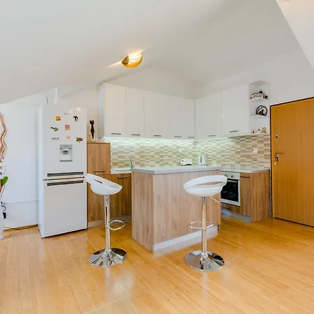 Pink Johnny Apartment Postira